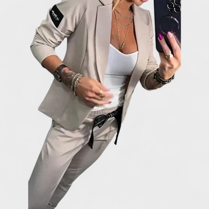 Nika – Prilagođeni komplet: mekani sako i široke hlače