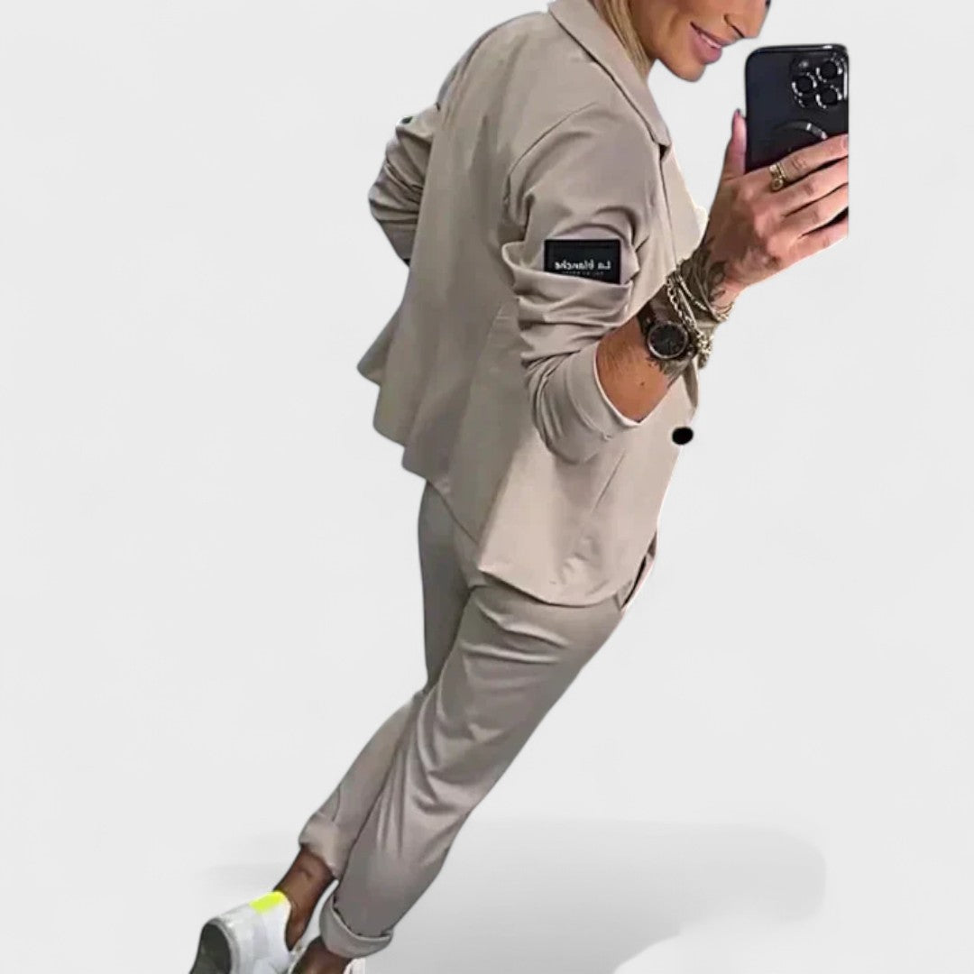 Nika – Prilagođeni komplet: mekani sako i široke hlače