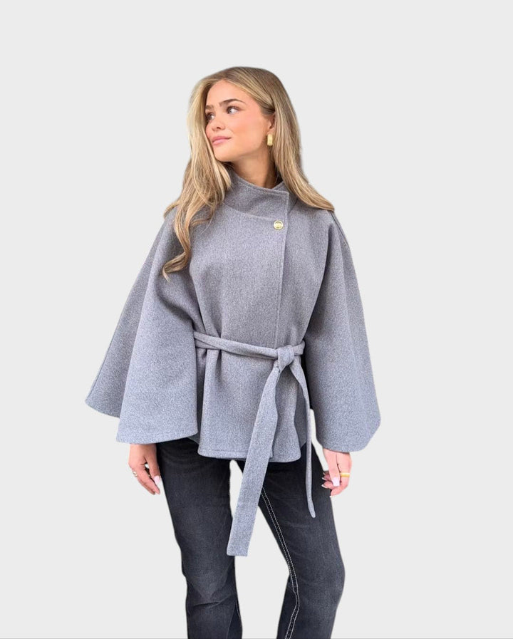 Lana ™  | Minimalistički kaput s bezvremenskom elegancijom