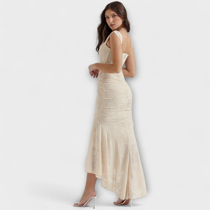 Duga Haljina s Elegantnim i Rafiniranim Korsetom