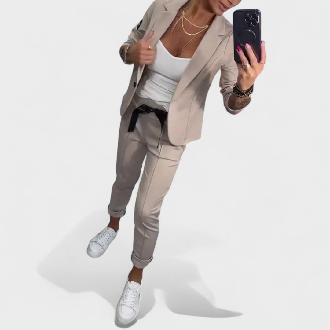 Nika – Prilagođeni komplet: mekani sako i široke hlače