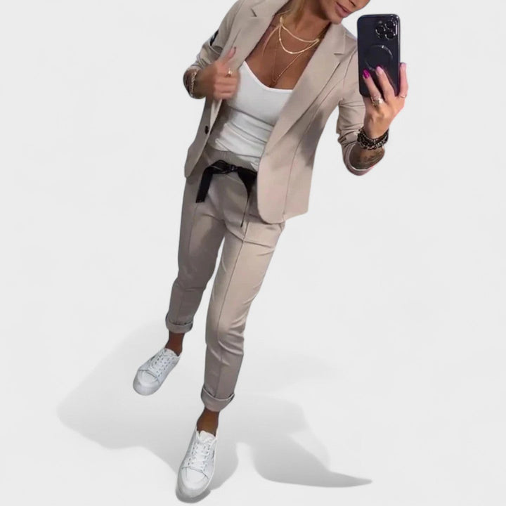 Nika – Prilagođeni komplet: mekani sako i široke hlače